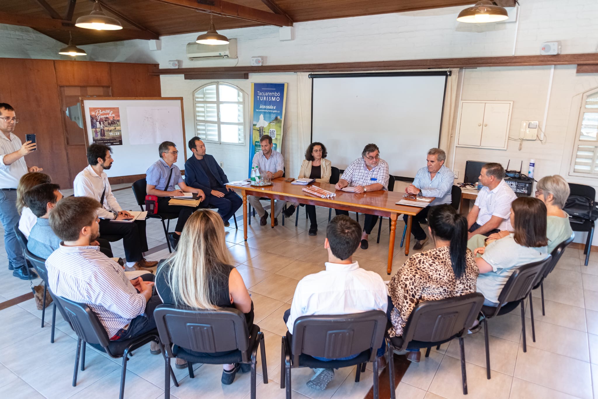 Reunión entre la Embajada de Japón y la Intendencia de Tacuarembó para fortalecer el Programa Nodos de Salud