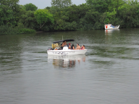 Más de 100 personas navegan hacia San Gregorio de Polanco por el Rio Tacuarembó